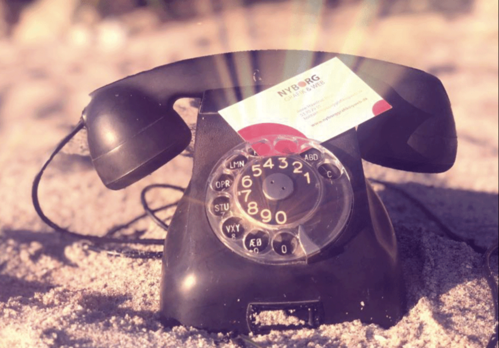 telefon med visitkort