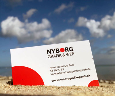 Visitkort Nyborg Grafik &. Web ligger i sand