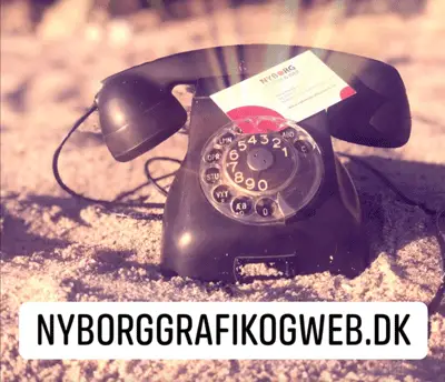 Gammel bakelit telefon i sand